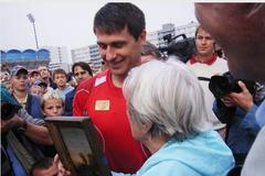 Jan Železný s dárkem od Dany Zátopkové