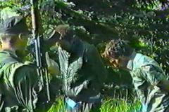 Amatérský videozáznam, na kterém členové srbské jednotky střeží mladé Muslimy ze Srebrenice