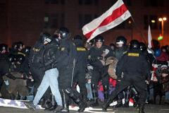 Běloruští policisté odvádějí demonstranty