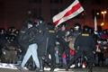 Běloruští policisté odvádějí demonstranty