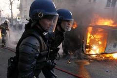 Paříž už znovu hoří