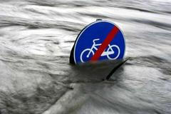 Pod hladinou pomalu mizí dopravní značky