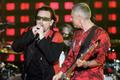 Bono a Adam Clayton při koncertu U2 v argentinském Buenos Aires 1. 3. 2006