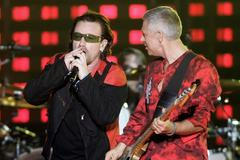Bono a Adam Clayton při koncertu U2 v argentinském Buenos Aires 1. 3. 2006