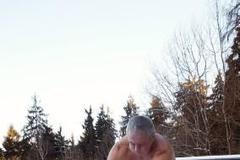 Otužilec v ledovém bazénu1