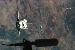 Discovery jde na přistání