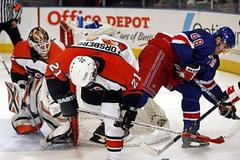 NY Rangers - Philadelphia: Jágr (vpravo), Forsberg a Esche