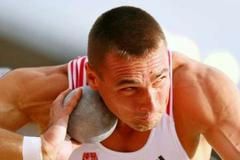 Roman Šebrle vrhá koulí