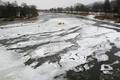 Praskající led pod splavem v Řevnicích