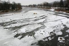 Praskající led pod splavem v Řevnicích