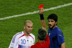 Francie - Itálie: Zidane dostává červenou kartu
