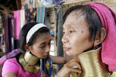 "Žirafí žena" z kmene Padaung