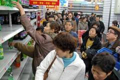 Obyvatelé v supermarketu v Harbinu nakupují balenou vodu