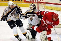 Detroit - Nashville: Zetterberg (vpravo), Smithson a Vokoun