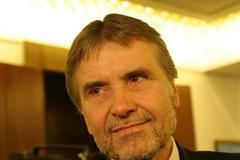 Josef Čekal v kuloárech sněmovny