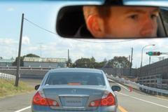 Při jízdě v koloně myslí auto za vás