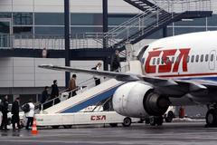 Cestující nastupují do letadla