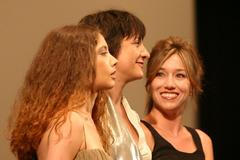 Tři herečky nového filmu Pedra Almodóvara Volver před projekcí filmu v Karlových Varech