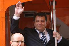 Jiří Paroubek a Bohuslav Sobotka na schodech oranžového autobusu