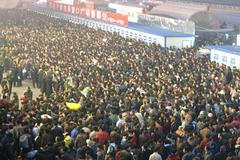 lidé-čína-nádraží