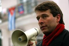 Šimon Pánek na demonstraci před kubánským velvyslanectvím