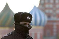 Ruský policista hlídkuje v mraze na moskevském Rudém náměstí