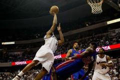 Boj pod košem při zápase Washingtonu a Detroitu