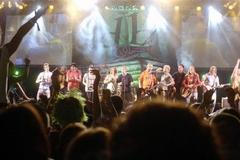 Divokej Bill s kapelou Prohrála v kartách při natáčení DVD na festivalu Rock for People