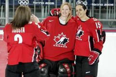 Kanadské hokejistky se fotí na ledové ploše