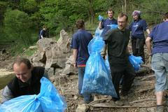 Konec práce - plné pytle se nosí do lodi