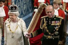 Královna Alžběta II. doprovázená princem Philipem se chystá přednést program Blairovy vlády