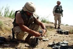 Americký voják likviduje miny