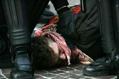 Policisté zatýkají jednoho ze studentských protestantů