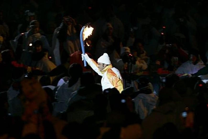 Dočkal se. Olympijský oheň má zapálit vyhlášený italský playboy