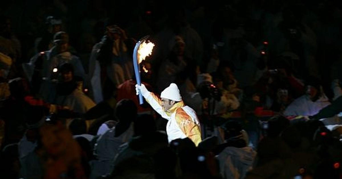 Dočkal se. Olympijský oheň zapálí vyhlášený italský playboy