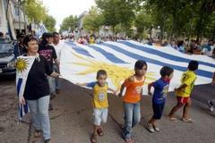 Děti nesou urugajskou vlajku