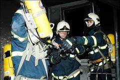 Hasiči zasahují při požáru na Jižním Městě v Praze