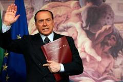 Osamocený Silvio Berlusconi pomalu odchází