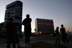 Světelné citáty na budově americké ambasády v Havaně