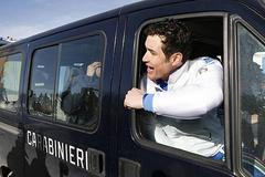 Rocca žertuje v policejním autě