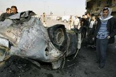 Iráčané obhlížejí auto, kterým zaútočil sebevražedný atentátník