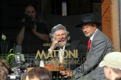 Petr Hapka a Michal Horáček za oknem kavárny Slavia.