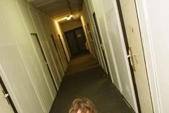 Dítě na chodbě