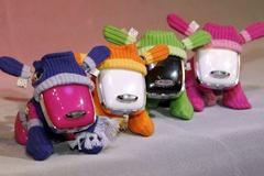 Hit příštích Vánoc? Elektroničtí I-Dogs k sobě mají řadu doplňků. Firma Hasbro k nim například nachystala "módní kolekci" svetříků a čepiček.