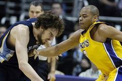 LA Lakers - Memphis: George (vpravo) a Gasol