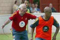 Španělský trenér Luis Aragones a Marcos Senna