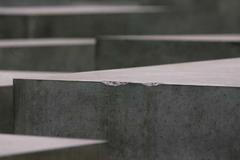 Berlínský památník holocaustu praská