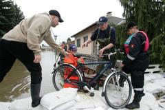 Hasiči pomáhají obyvatelům rakouské obce Dürnkrut zaplavené řekou Moravou