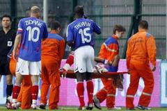 Cisse opouští hřiště na nosítkách