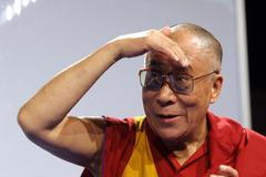 Dalajlama na přednášce v basketbalové hale